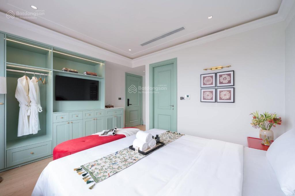 Bán khách sạn mặt phố thụy khuê, 154/160m2, 9t, mt 6.1m, view hồ tây, 30p, dòng tiền 4.5 tỷ/năm.