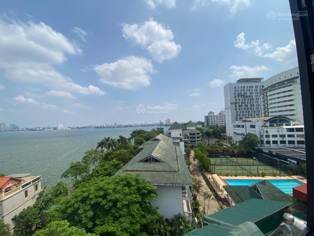 Bán khách sạn mặt phố thụy khuê, 154/160m2, 9t, mt 6.1m, view hồ tây, 30p, dòng tiền 4.5 tỷ/năm.