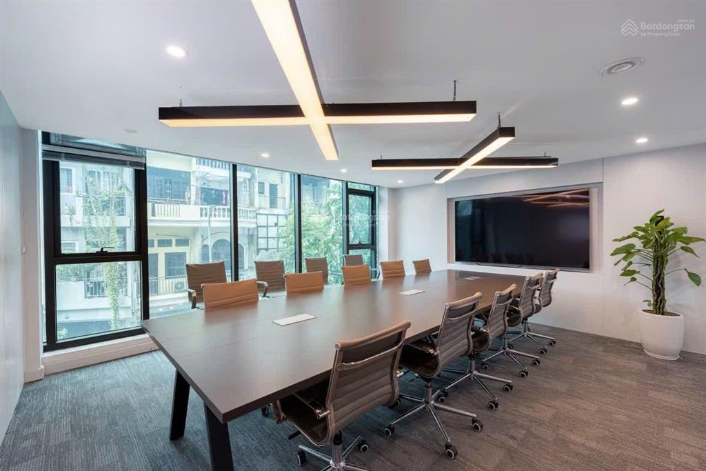 Chính chủ gửi bán tòa văn phòng láng hạ, 134m2, 10t, mt 7m, 2 ô tô tránh thông, sẵn dòng tiền.