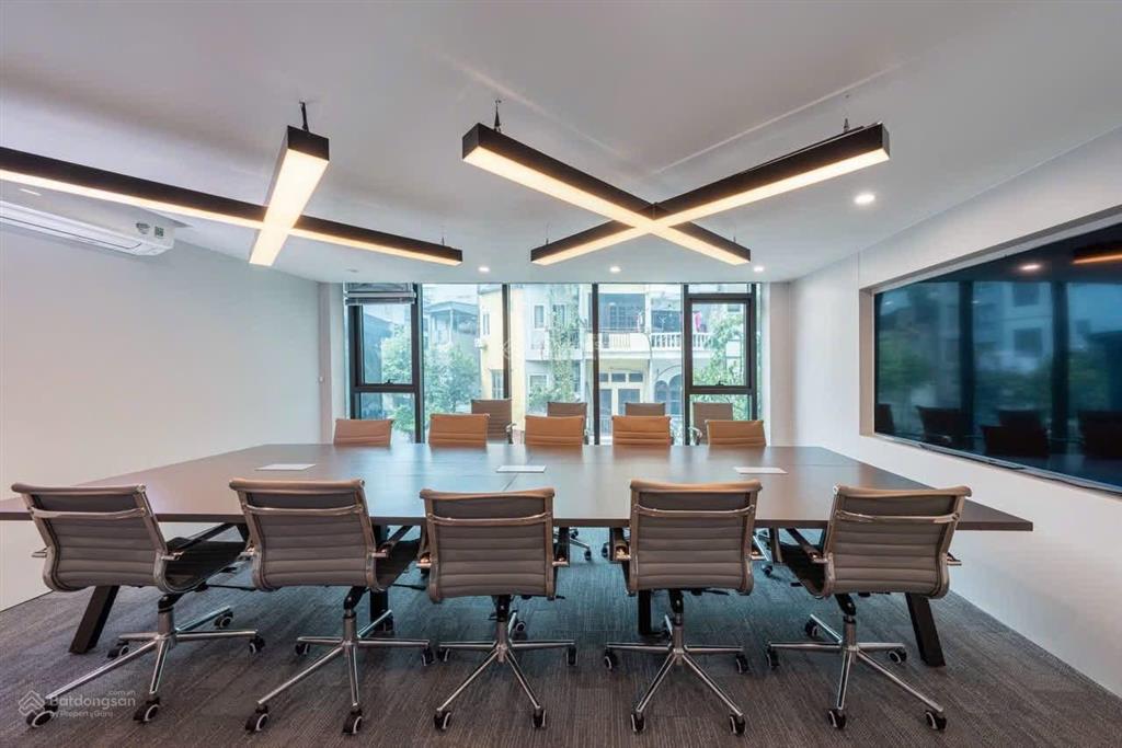 Chính chủ gửi bán tòa văn phòng láng hạ, 134m2, 10t, mt 7m, 2 ô tô tránh thông, sẵn dòng tiền.