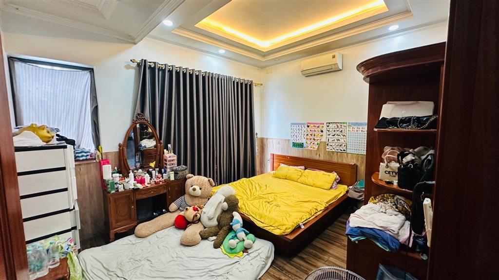 Bán nhà 4 tầng diện tích lớn 240m2 tại đường Trung Mỹ Tây 17 Quận 12 giá 13.8 tỷ sổ hồng