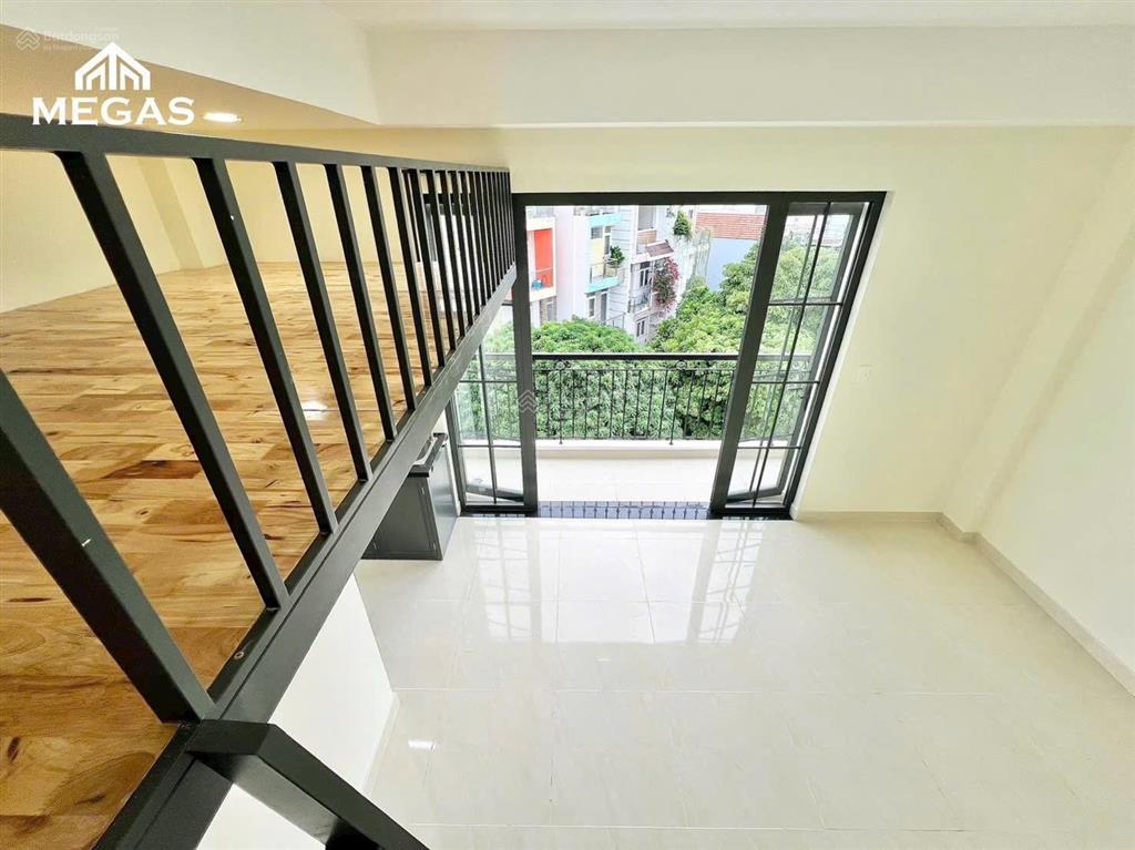 Cho thuê gác bancol 35m2 ở luỹ bán bích tiện di chuyển qua các quận trung tâm