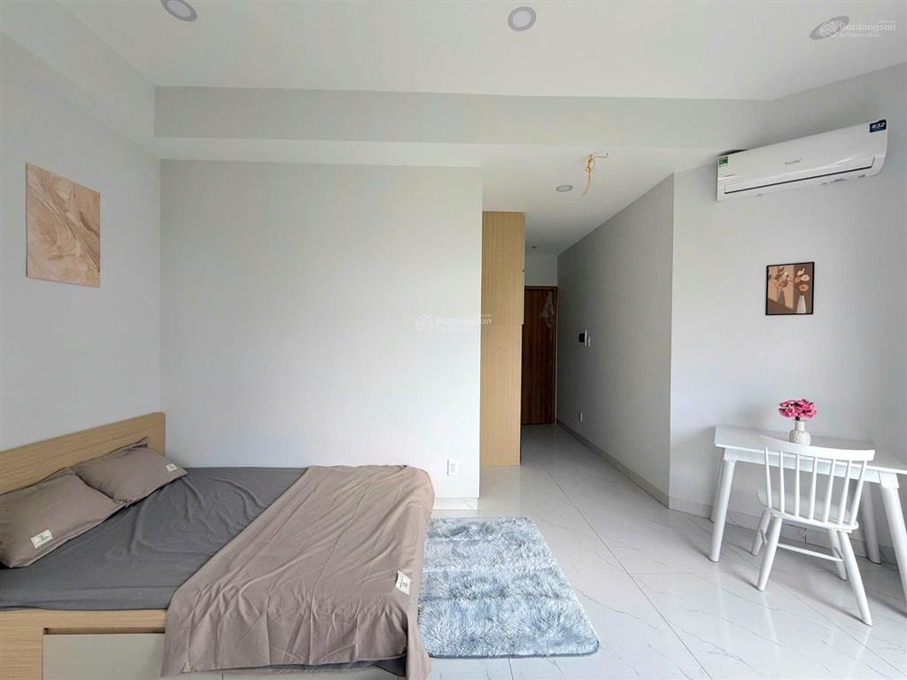 Nhà mới xây thang máy ngay nguyễn trãi  cống quỳnh q1