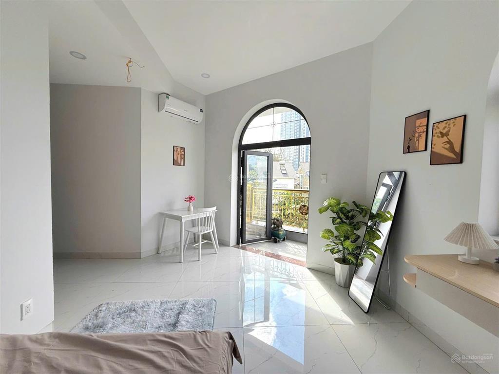 Nhà mới xây thang máy ngay nguyễn trãi  cống quỳnh q1