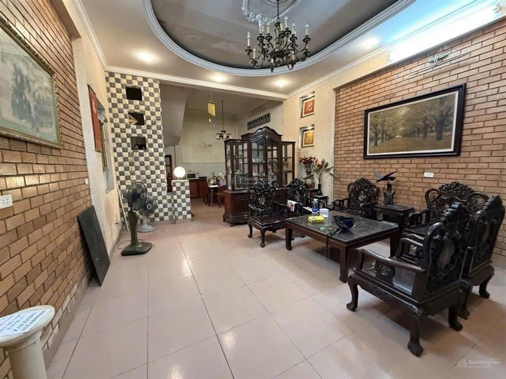 Phố chùa láng, đống đa, nhà riêng 4 tầng x 50m. mt 4,3 ô tô vào nhà. giá 15 tỉ.