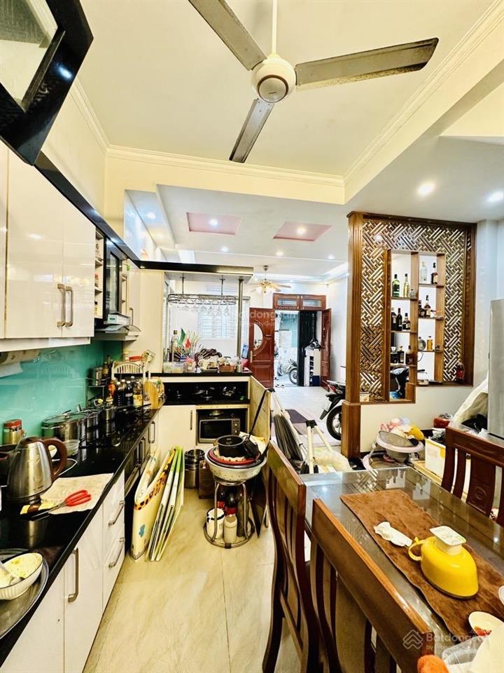 Cầu giấy 52m2  nhà mới ở luôn  dân xây  30m ô tô  lô góc 3 thoáng  dân trí cao  chỉ hơn 9 tỷ