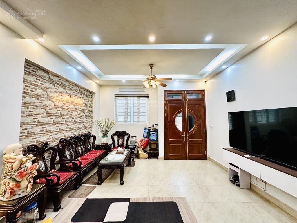 Cầu giấy 52m2  nhà mới ở luôn  dân xây  30m ô tô  lô góc 3 thoáng  dân trí cao  chỉ hơn 9 tỷ