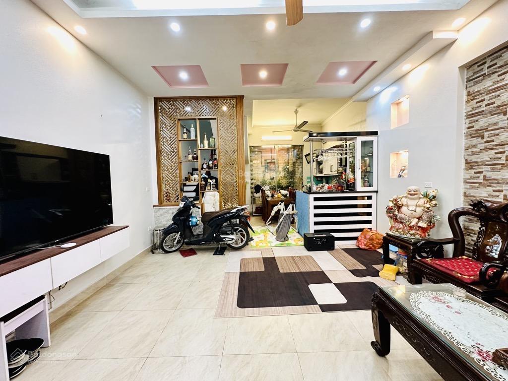 Cầu giấy 52m2  nhà mới ở luôn  dân xây  30m ô tô  lô góc 3 thoáng  dân trí cao  chỉ hơn 9 tỷ