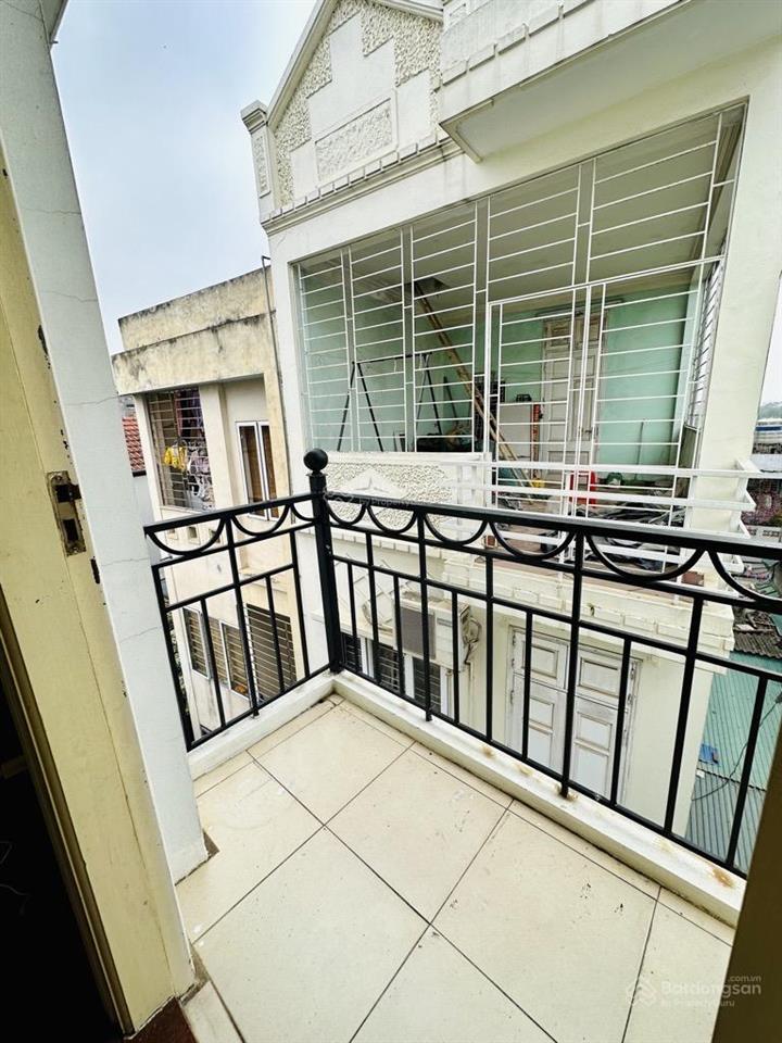 Cầu giấy 52m2  nhà mới ở luôn  dân xây  30m ô tô  lô góc 3 thoáng  dân trí cao  chỉ hơn 9 tỷ