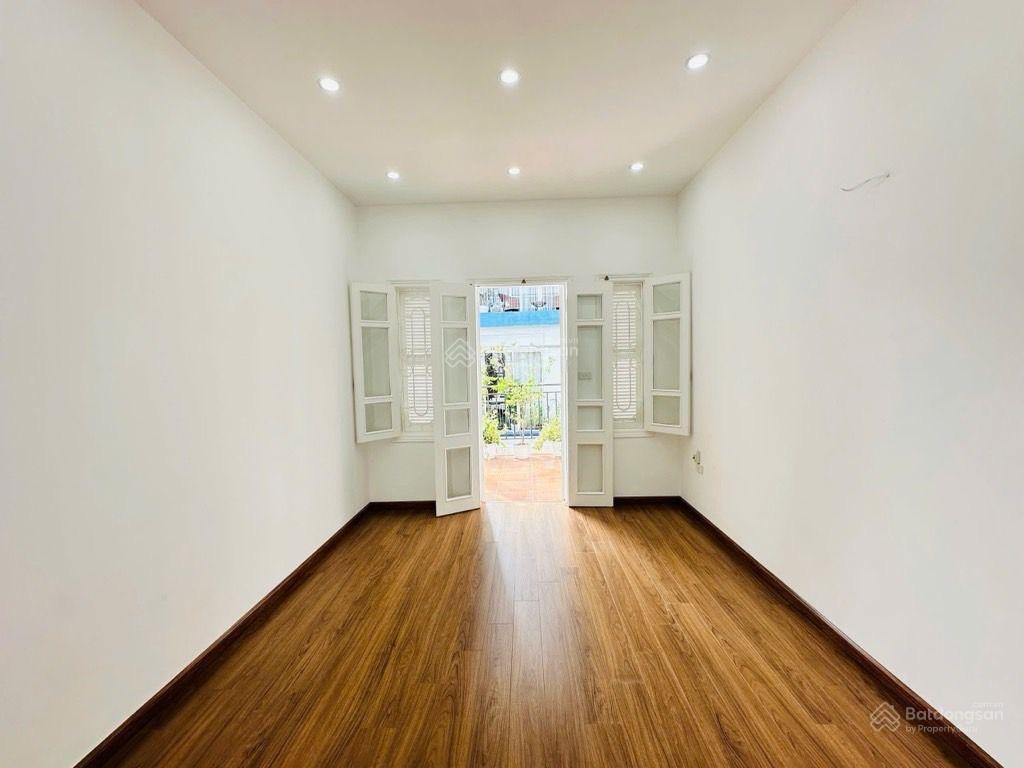 Nhà đẹp quan hoa oto 5 tạ đỗ cửa lô góc diện tích rộng mặt ngõ thông chỉ nhỉnh 14 tỷ.