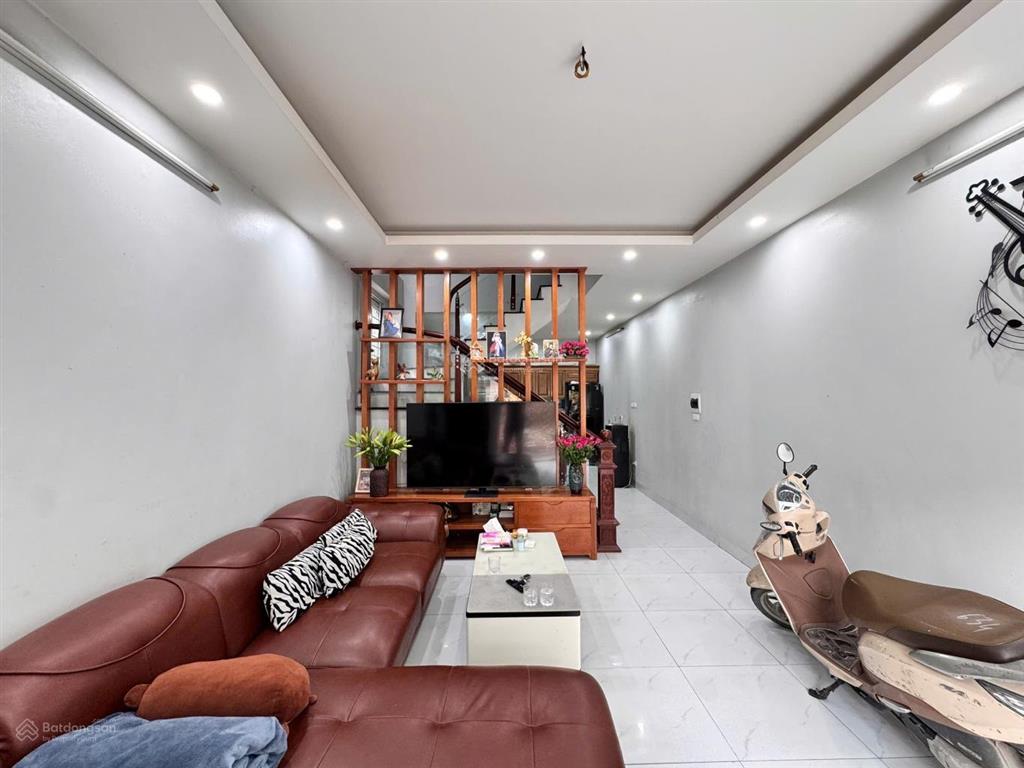 Nhà đẹp cầu giấy 52m2, 5 tầng, lô góc thoáng sáng, ở ngay, ôtô gần, full nội thất, chỉ hơn 8 tỷ