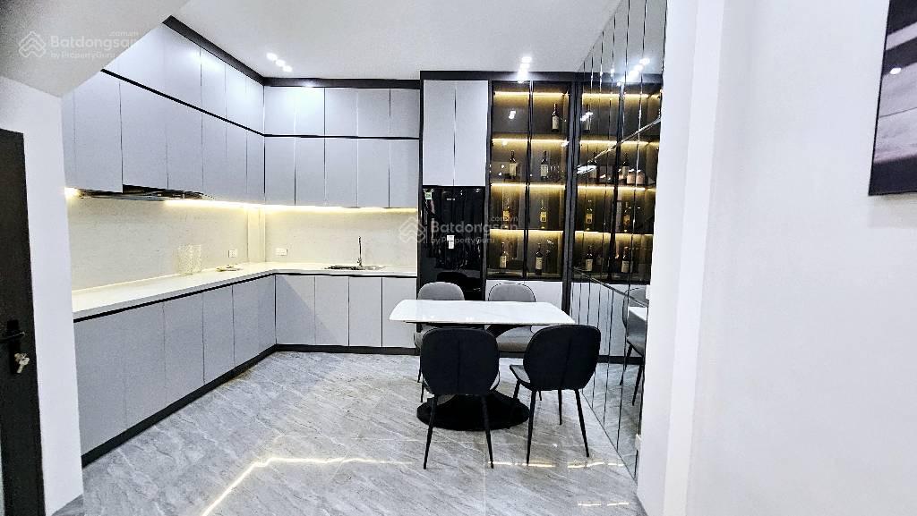 Nhà đẹp xuân thủy ở ngay  trung tâm cầu giấy  30m ô tô tránh  thoáng trước sau  chỉ hơn 10 tỷ