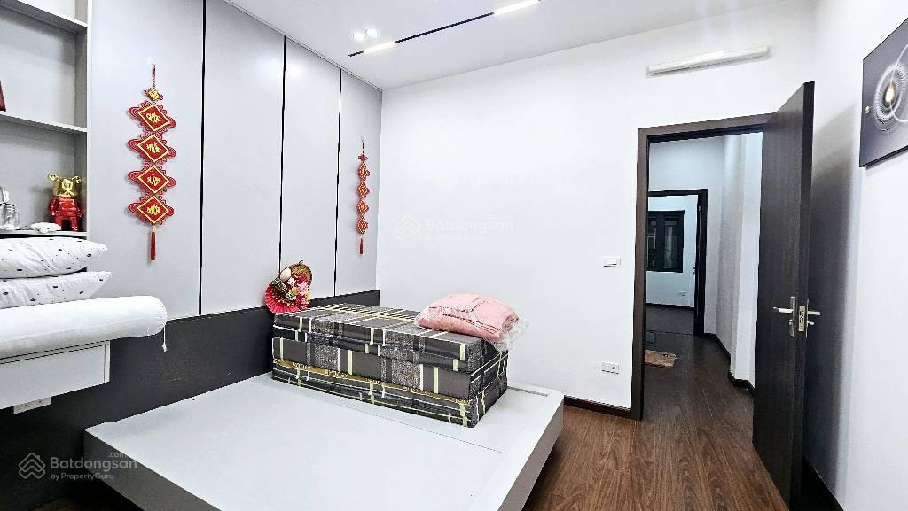 Nhà đẹp xuân thủy ở ngay  trung tâm cầu giấy  30m ô tô tránh  thoáng trước sau  chỉ hơn 10 tỷ