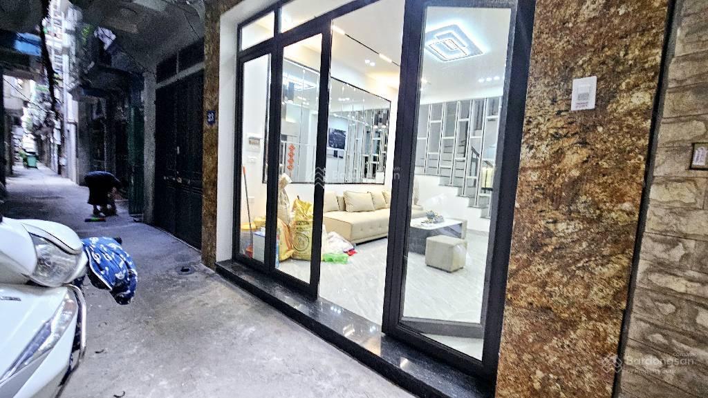 Nhà đẹp xuân thủy ở ngay  trung tâm cầu giấy  30m ô tô tránh  thoáng trước sau  chỉ hơn 10 tỷ