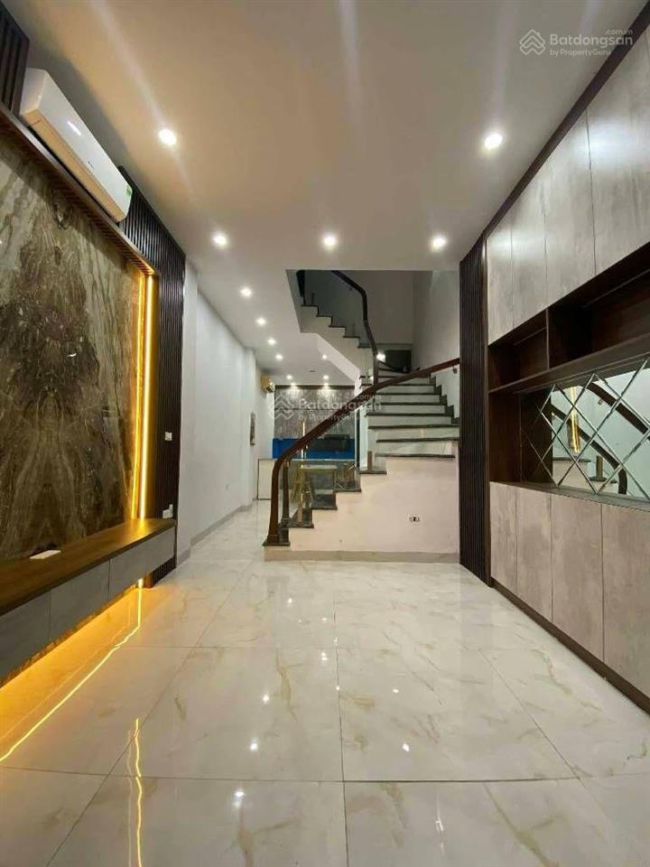 Cầu giấy 5t ở ngay  nhà mới  gần mặt phố  full nội thất  lô góc  an ninh tốt  ở sướng  10tỷ2
