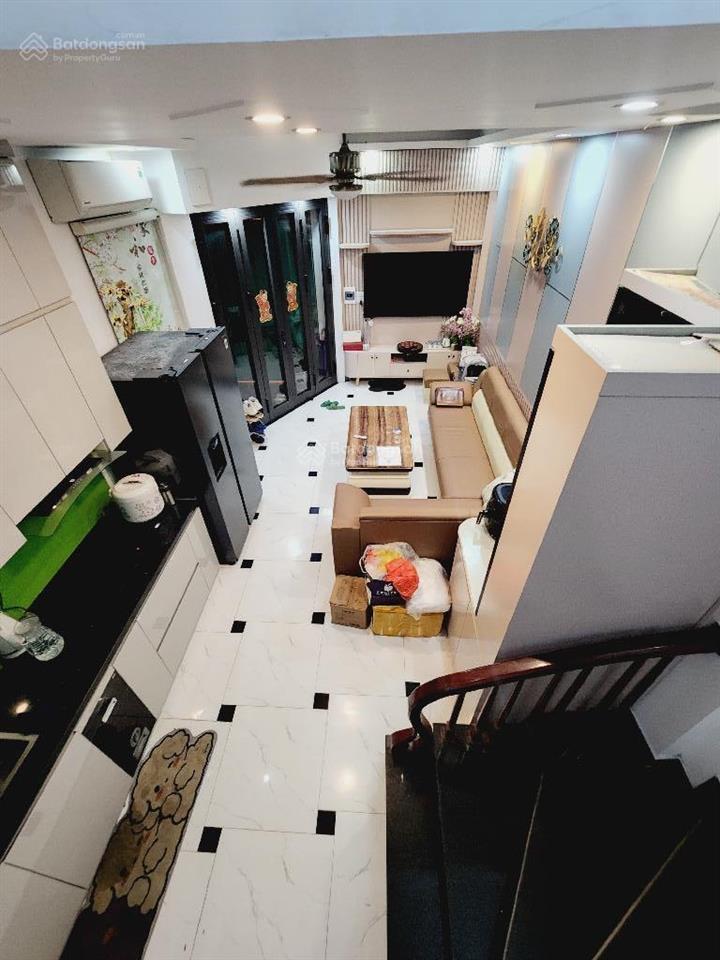 Nhà đẹp cầu giấy 52m2, 5 tầng  tặng full nội thất  cách phố 20m lô góc ngõ thẳng tắp  hơn 8 tỷ