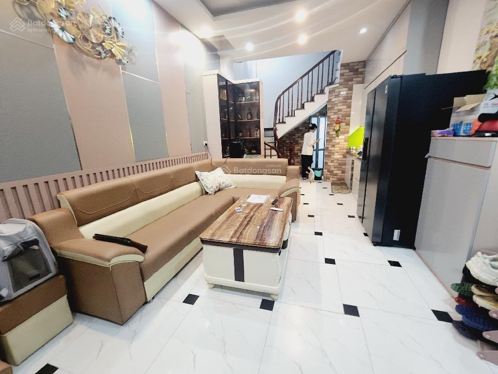 Nhà đẹp cầu giấy 52m2, 5 tầng  tặng full nội thất  cách phố 20m lô góc ngõ thẳng tắp  hơn 8 tỷ