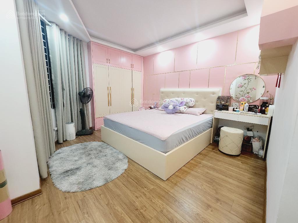 Nhà đẹp cầu giấy 52m2, 5 tầng  tặng full nội thất  cách phố 20m lô góc ngõ thẳng tắp  hơn 8 tỷ