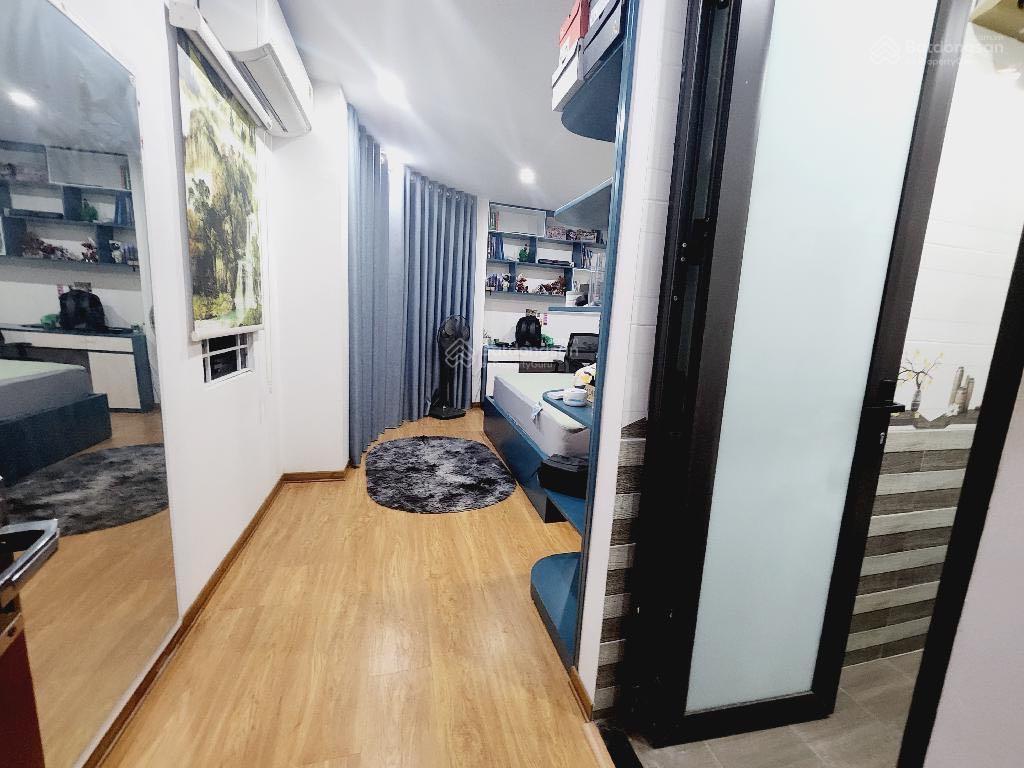 Nhà đẹp cầu giấy 52m2, 5 tầng  tặng full nội thất  cách phố 20m lô góc ngõ thẳng tắp  hơn 8 tỷ