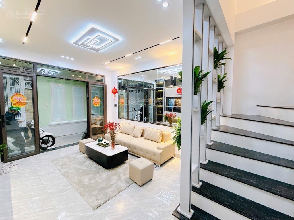 Nhà đẹp cầu giấy 45m2, 20m ô tô, full nội thất, đón tết sang xịn, xách vali về ở ngay, nhỉnh 9 tỷ
