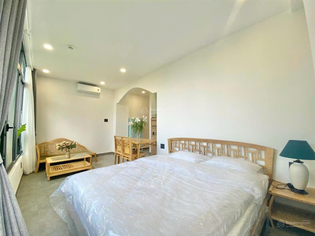 Căn hộ studio thiết kế nhẹ nhàng, sang trọng  cửa kính lớn đón sáng tự nhiên  ít chi phí