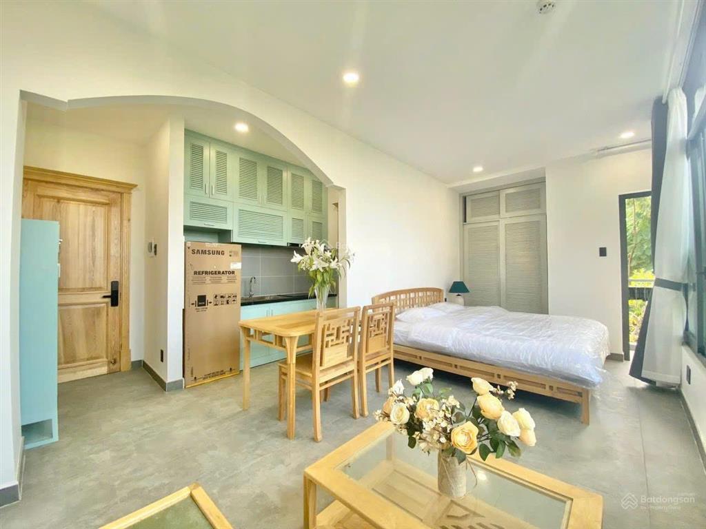 Căn hộ studio thiết kế nhẹ nhàng, sang trọng  cửa kính lớn đón sáng tự nhiên  ít chi phí