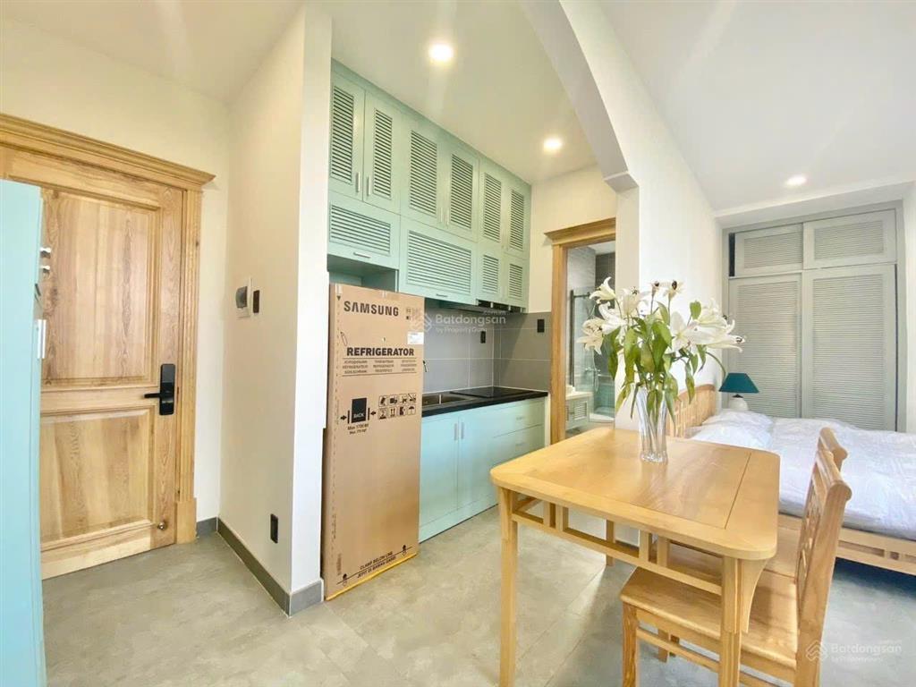 Căn hộ studio thiết kế nhẹ nhàng, sang trọng  cửa kính lớn đón sáng tự nhiên  ít chi phí