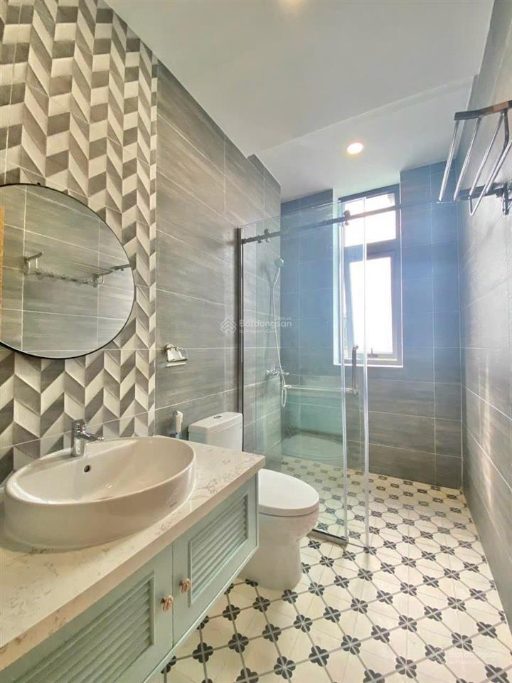 Căn hộ studio thiết kế nhẹ nhàng, sang trọng  cửa kính lớn đón sáng tự nhiên  ít chi phí