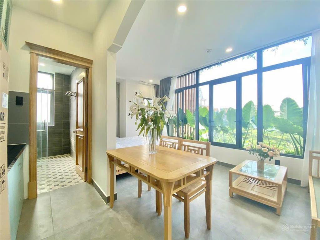 Căn hộ studio thiết kế nhẹ nhàng, sang trọng  cửa kính lớn đón sáng tự nhiên  ít chi phí