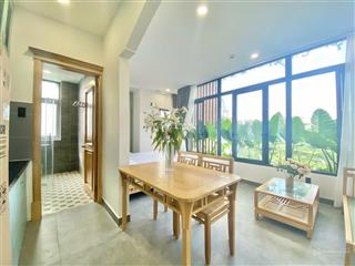 Căn hộ studio thiết kế nhẹ nhàng, sang trọng  cửa kính lớn đón sáng tự nhiên  ít chi phí