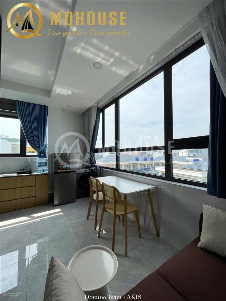 Căn hộ 1pn nhiều cửa kính view toàn thành phố  trang bị giặt riêng tiện lợi ngay trần não