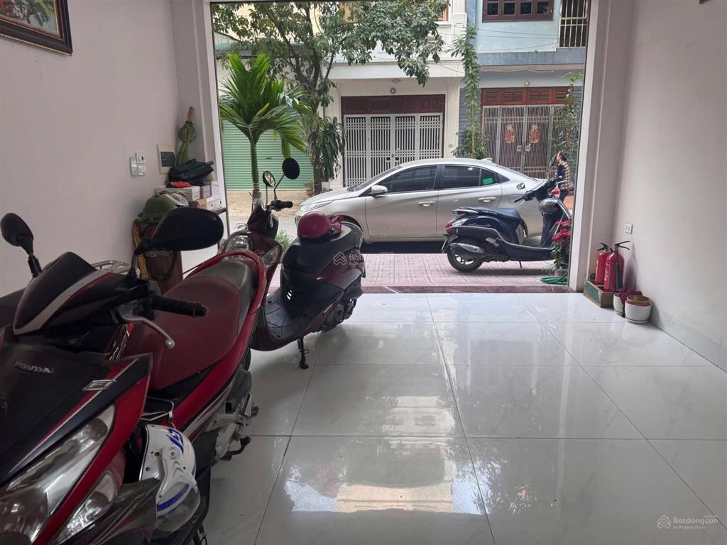 Chị gái em cần bán căn nhà phân lô vỉa hè kinh doanh hàng bè mậu lương giá 14ty85 ctl