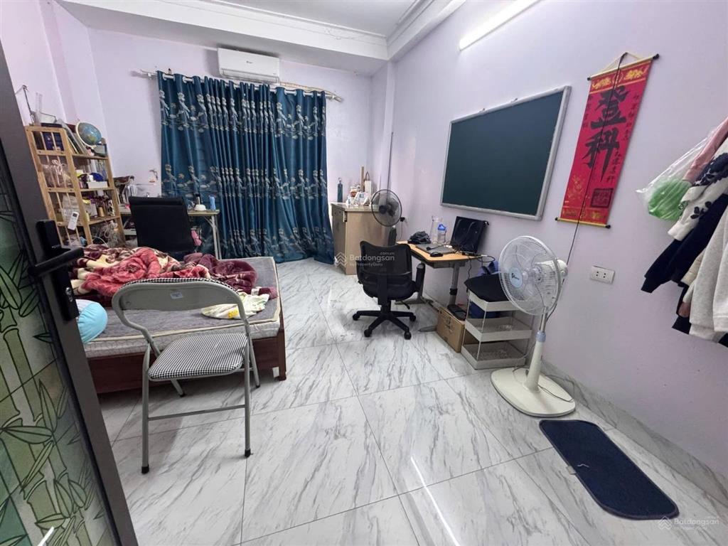 Chị gái em cần bán căn nhà phân lô vỉa hè kinh doanh hàng bè mậu lương giá 14ty85 ctl