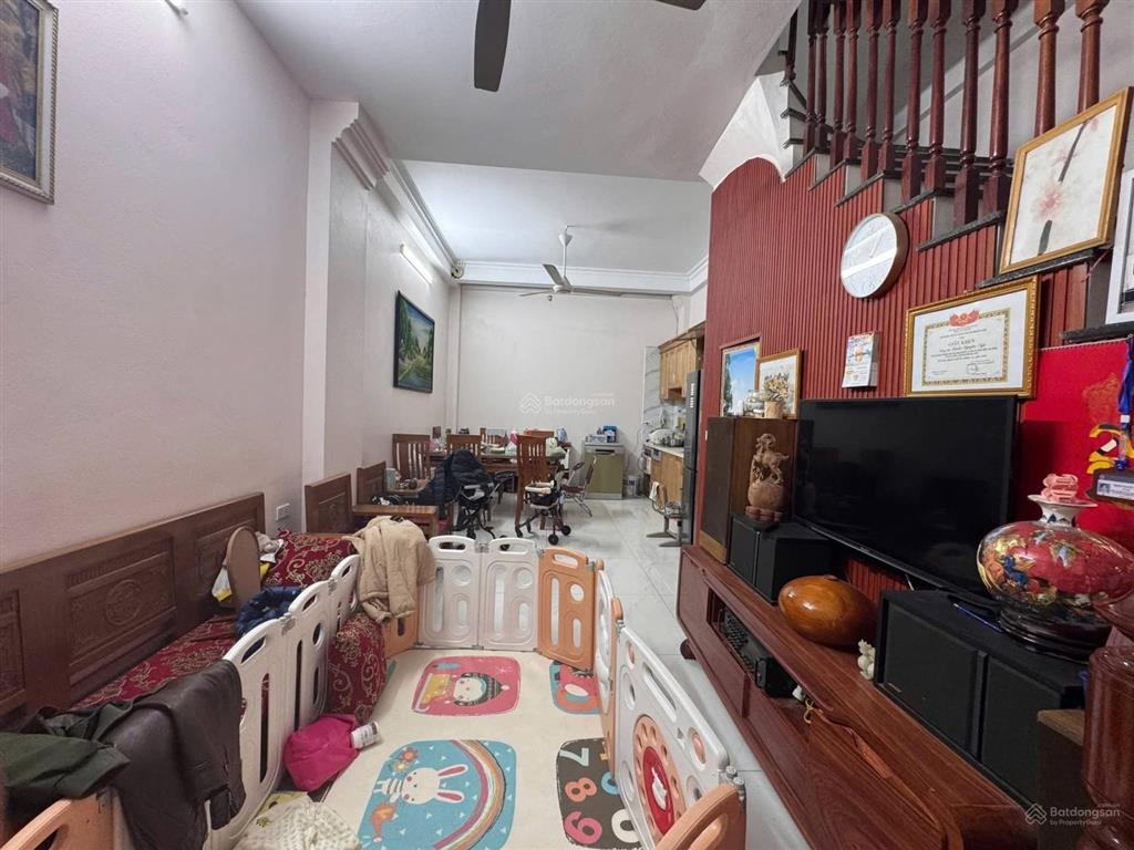 Chị gái em cần bán căn nhà phân lô vỉa hè kinh doanh hàng bè mậu lương giá 14ty85 ctl