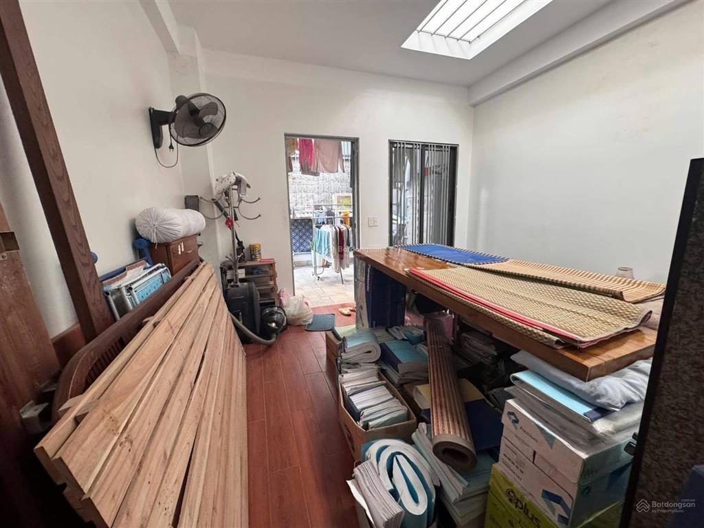 Chị gái em cần bán căn nhà phân lô vỉa hè kinh doanh hàng bè mậu lương giá 14ty85 ctl