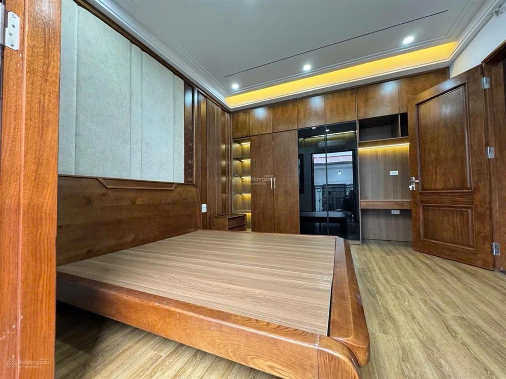 Bán nhà 7 tầng thang máy phố lê văn hưu, sát mặt phố, 14 tỷ