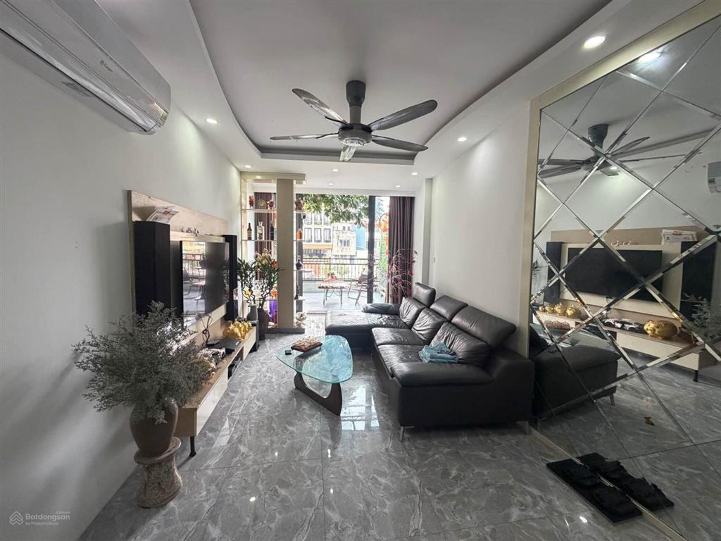 **14,3 tỷ lô góc view hồ gara ô tô kinh doanh tốt ngọc lâm