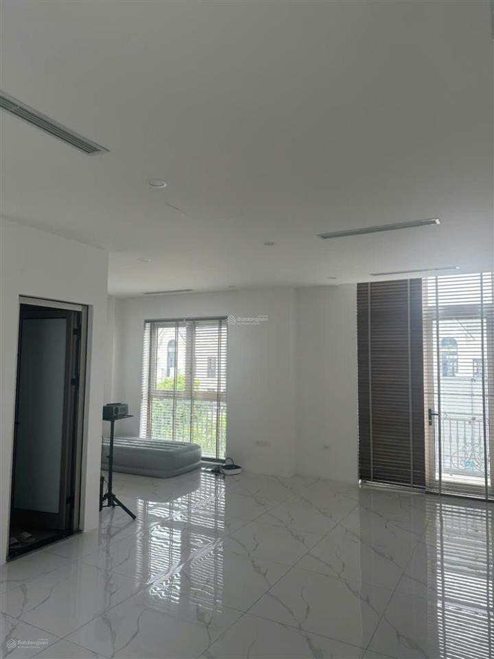 Cần chuyển đổi nhanh căn song lập đã hoàn thiện đẹp, trên trục đường lớn 30m. 0963 151 ***.