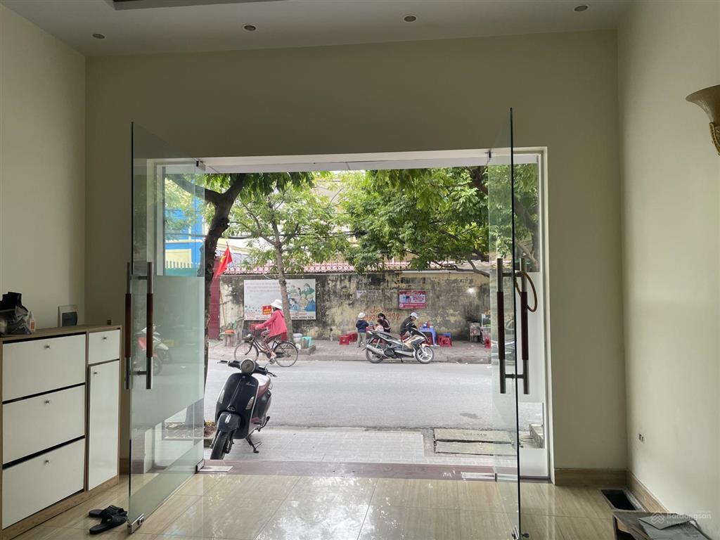 Cho thuê nhà mặt đường chùa hàng, gần hồ lâm tường, vỉa hè rộng, vừa ở vừa kinh doanh