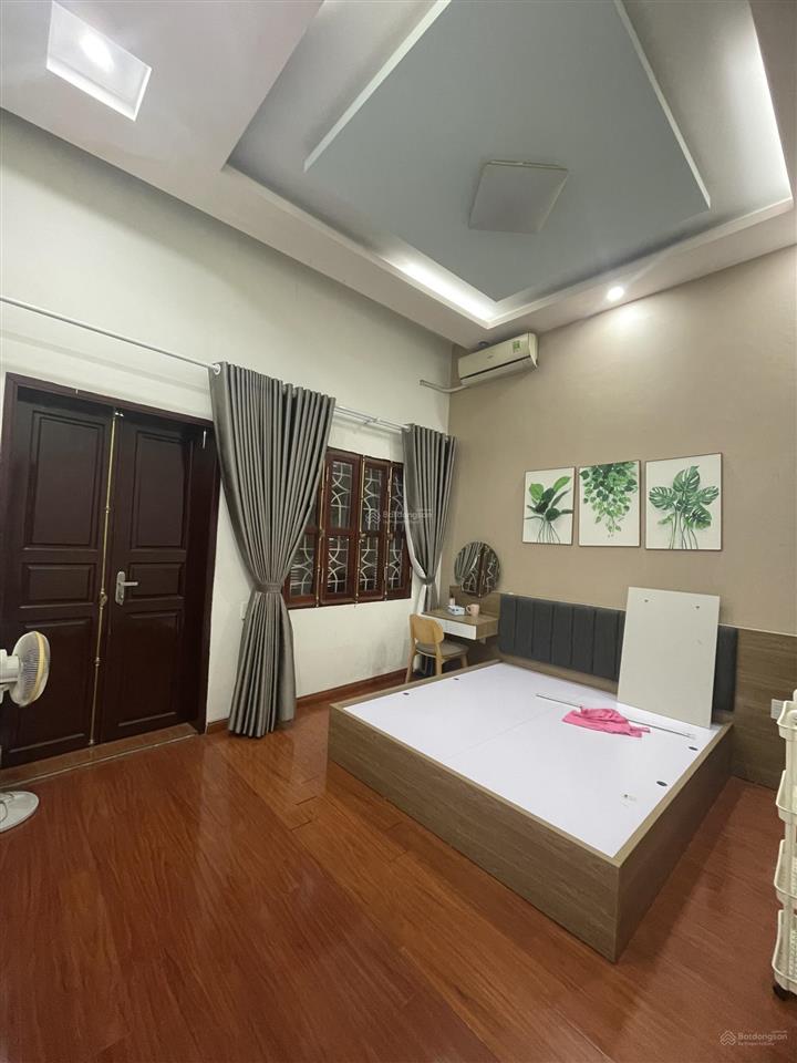 Cho thuê nhà mặt đường chùa hàng, gần hồ lâm tường, vỉa hè rộng, vừa ở vừa kinh doanh