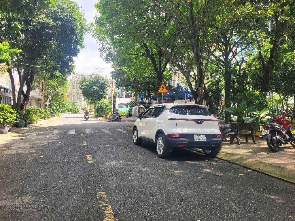 Ao sen  view công viên  có hầm 5 tầng  ngay aeon mall tên lửa (5x20m) 5pn  giá 17.9 tỷ tl