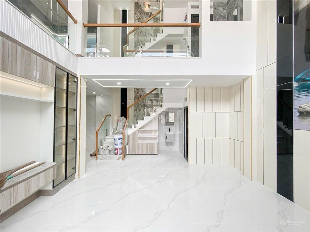 Bình tân  nhà đẹp  ngang 8m  5tầng  5pn  full nt  đường 6m  gần trường học,chợ  chỉ6.2 tỷ