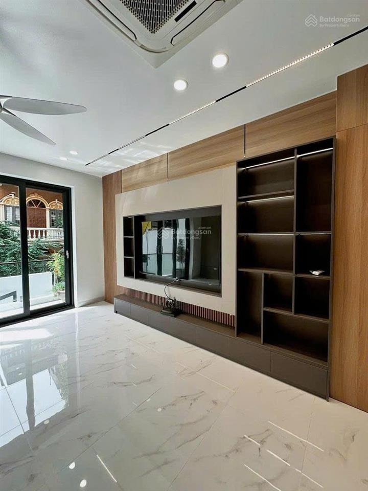 Bán nhà mặt đê trần khát chân  80m²  5 tầng thang máy  kinh doanh giá 28.5 tỷ.