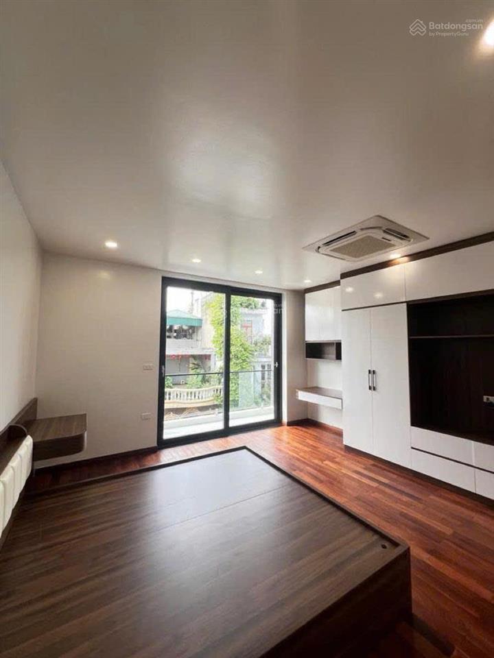 Bán nhà mặt đê trần khát chân  80m²  5 tầng thang máy  kinh doanh giá 28.5 tỷ.