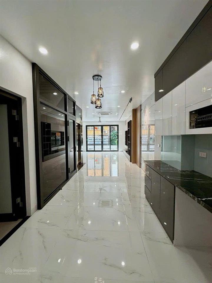 Bán nhà mặt đê trần khát chân  80m²  5 tầng thang máy  kinh doanh giá 28.5 tỷ.