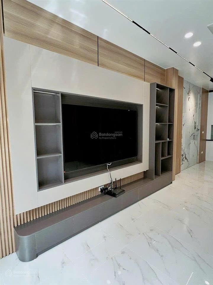 Bán nhà mặt đê trần khát chân  80m²  5 tầng thang máy  kinh doanh giá 28.5 tỷ.