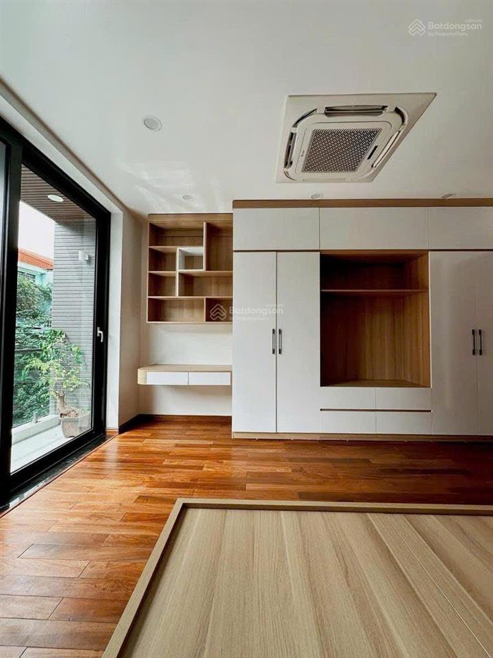 Bán nhà mặt đê trần khát chân  80m²  5 tầng thang máy  kinh doanh giá 28.5 tỷ.