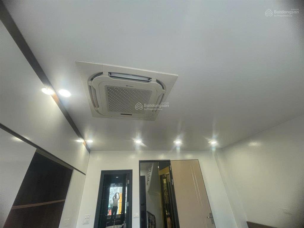 Bán nhà mặt đê trần khát chân  80m²  5 tầng thang máy  kinh doanh giá 28.5 tỷ.