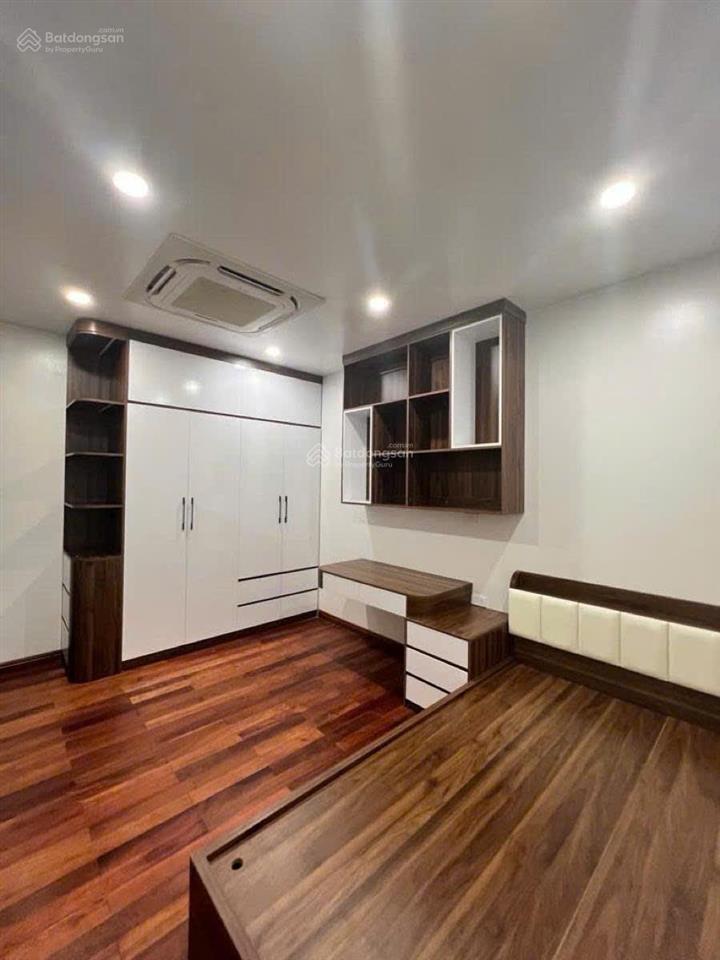 Bán nhà mặt đê trần khát chân  80m²  5 tầng thang máy  kinh doanh giá 28.5 tỷ.