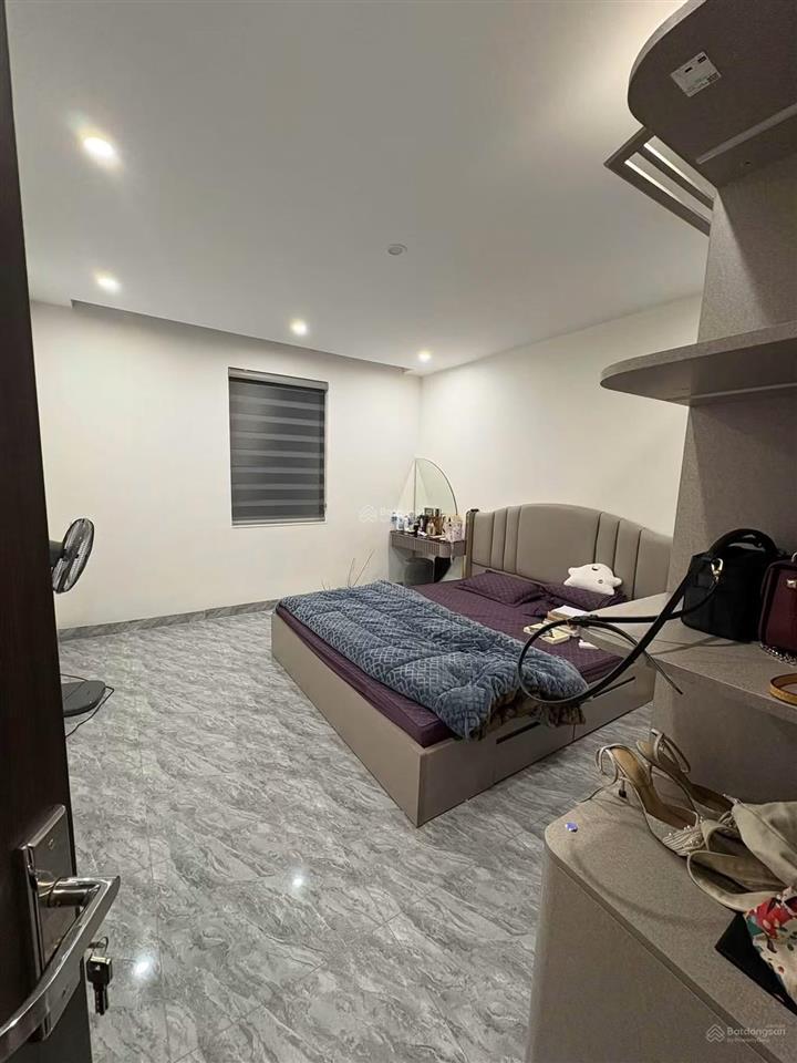 Cho thuê nguyên căn nhà phố nguyễn văn cừ  ngọc lâm  ô tô tránh, vào nhà
